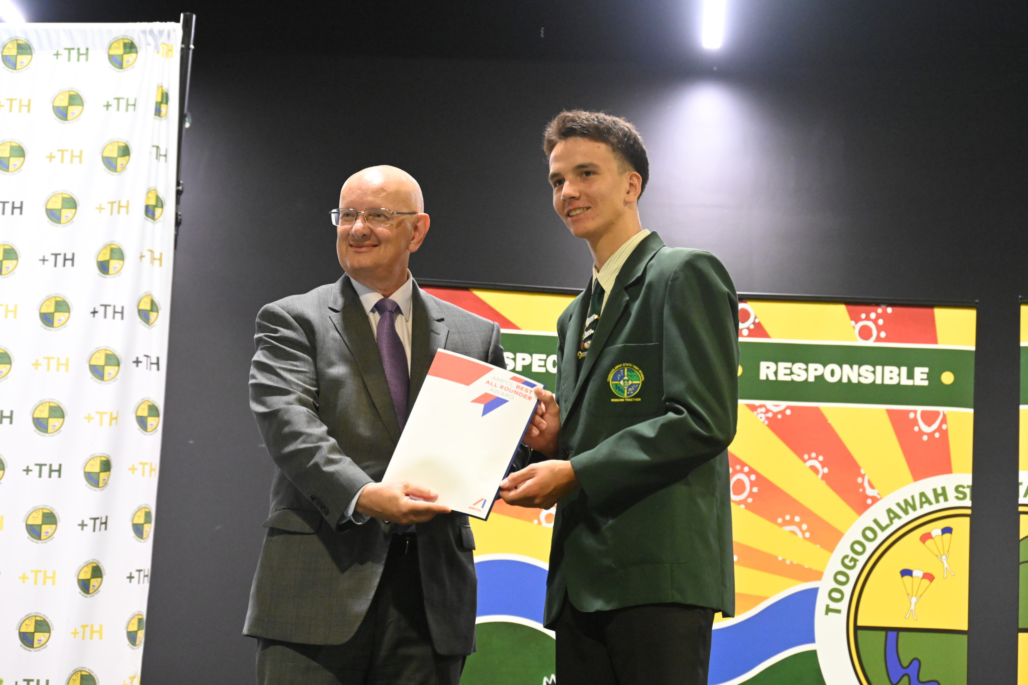 Shayne Neumann MP presenting the Ampol Best All-Rounder Award to Hunter Masters-Woods.