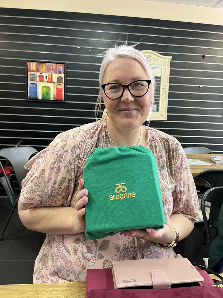 Brenda of Centrih Scents was this month’s winner of the prize donated by Renee from Arbonne. Transformational coach Robyn Gray also donated a free introductory coaching session, which was won by Renee.