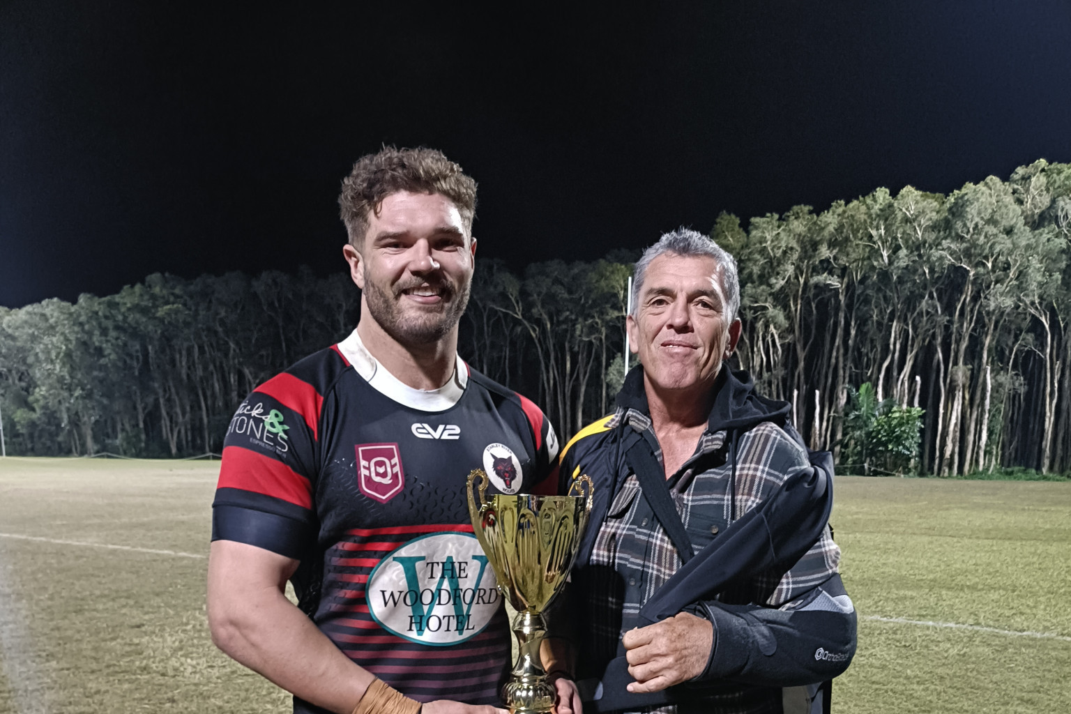 Wolves captain Ben King and SCGRL president Paul Dwyer.