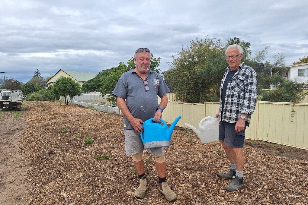 Volunteers spreading mulch next to Glenwood Aged Care.