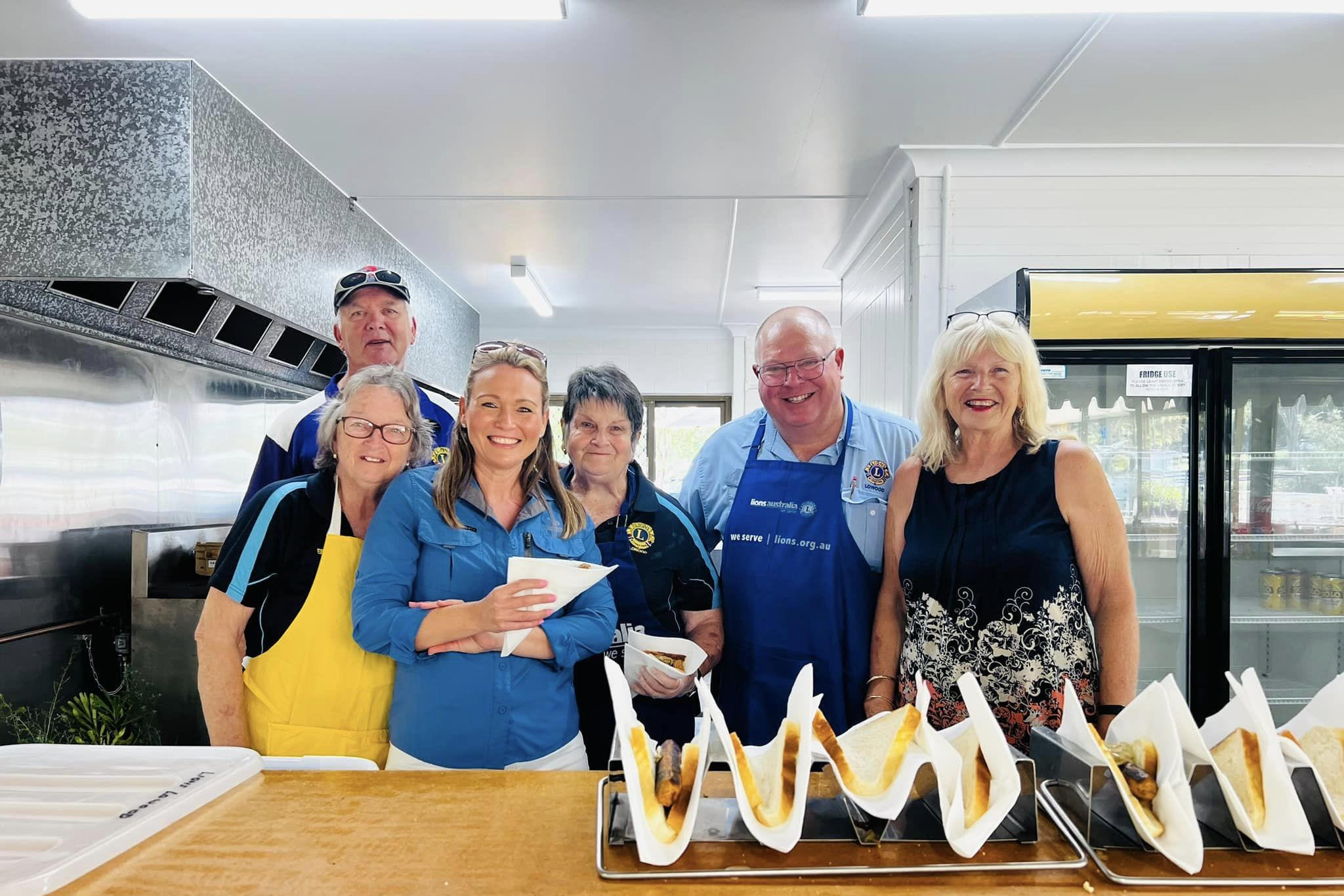 Free sausage sizzle put on in Fernvale by Lowood Lions and Fernvale Lions clubs. Photo credits: Facebook/ Cr Kylee Isidro and Mayor Jason Wendt.