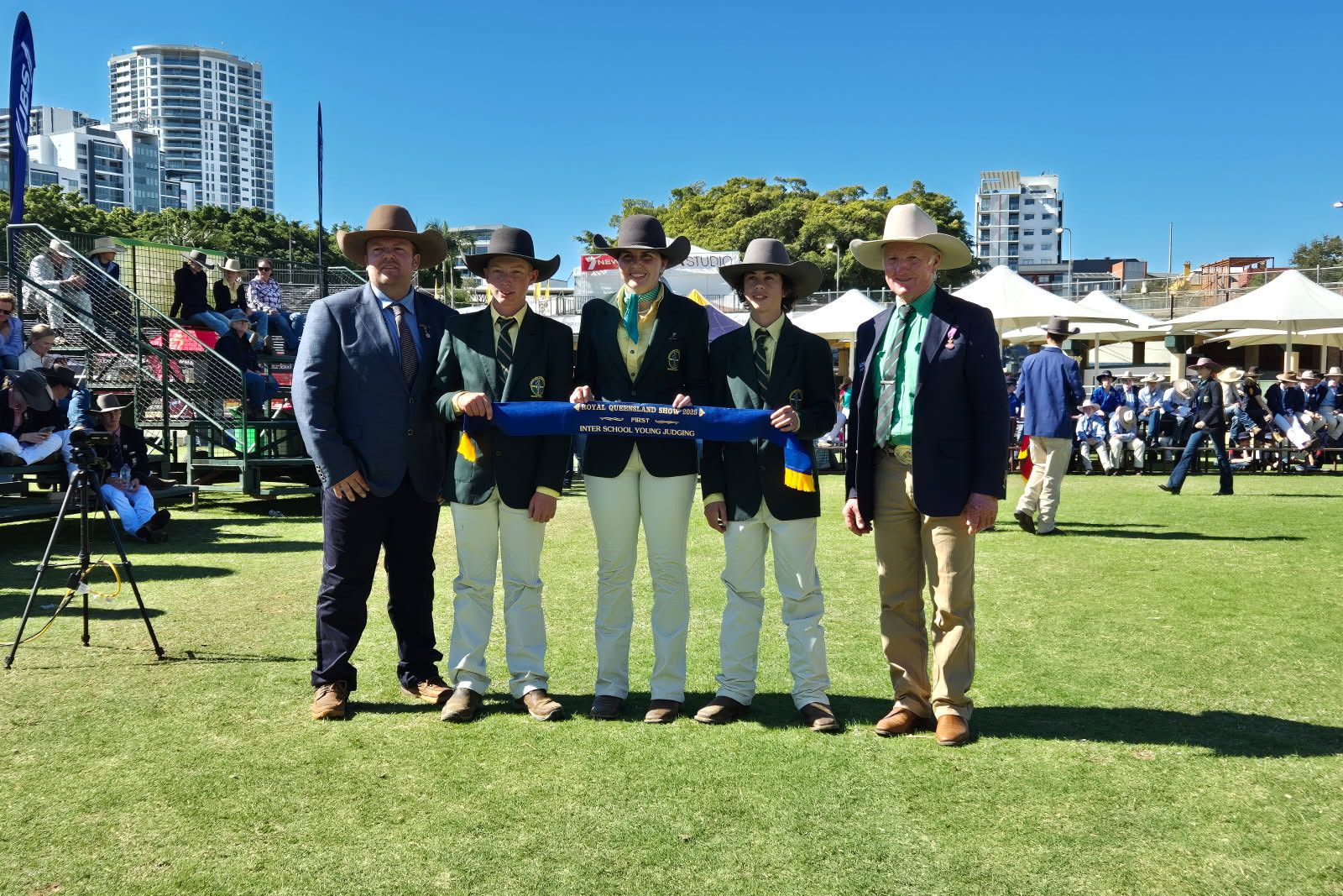 James, Clancie and Dusty with judges, having won fi rst place in Interschool Judging. Photo: Toogoolawah SHS.