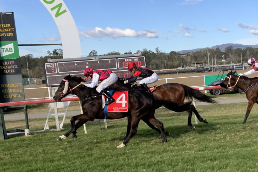 Thursday and Sunday races a hit in Kilcoy - feature photo
