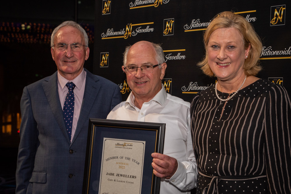 Jade Jewellers owners Gary and Laurene Coates accept the Nationwide Member of the Year award from Nationwide Jewellers Managing Director Colin Pocklington at a recent ceremony in Sydney.
