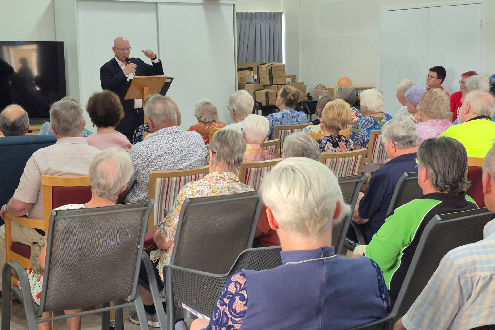 Shayne Neumann MP speaking with residents and locals on October 24. Photo: Helen Brieschke