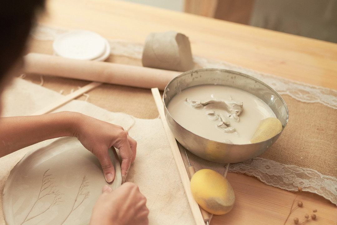 Leaf-imprint clay dish workshop - feature photo