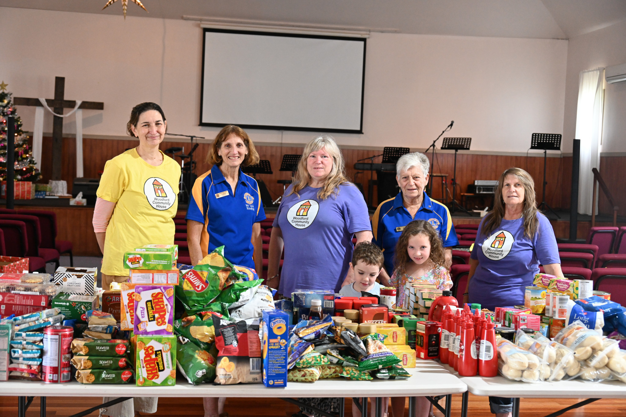 Woodford Community House president, Luisa Garcia (left ), secretary, Gael Hansen (middle), and Barb (right), with Woodford Lions Club members Carol and Ruby, and kids.