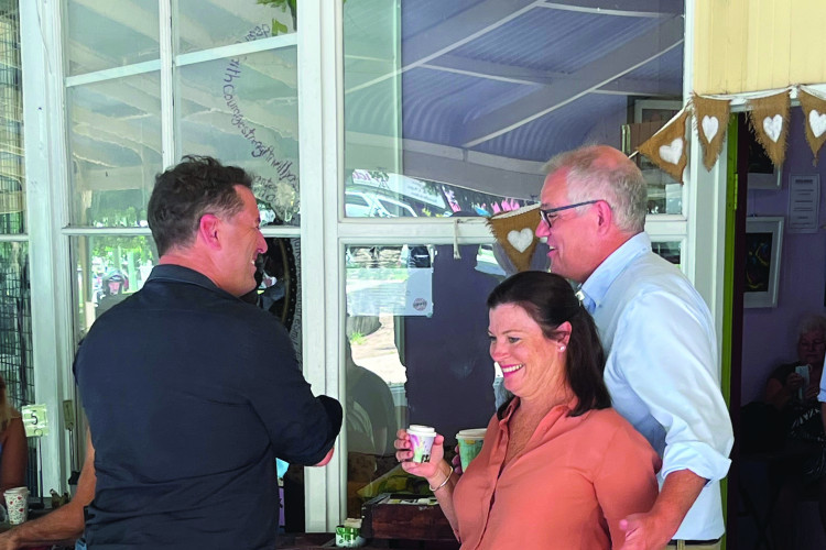 PM Scott Morrison and wife Jenny paid a casual visit to Woodford on Saturday morning