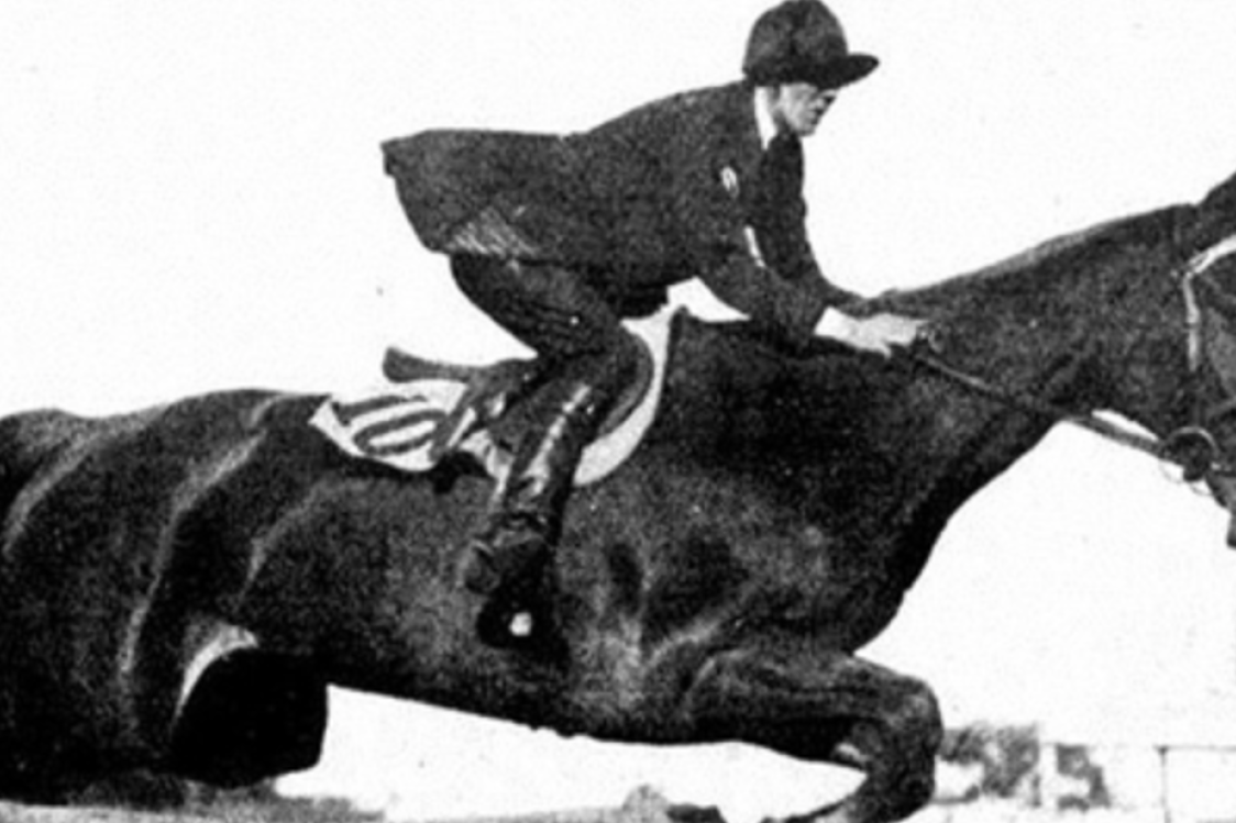 Eva Draper racing in 1927. Photo credit: Sydney Mail 17 August 1927.