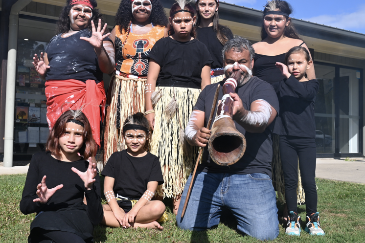 Jinibara Dance Troupe children with didgeridoo player, Kerry.