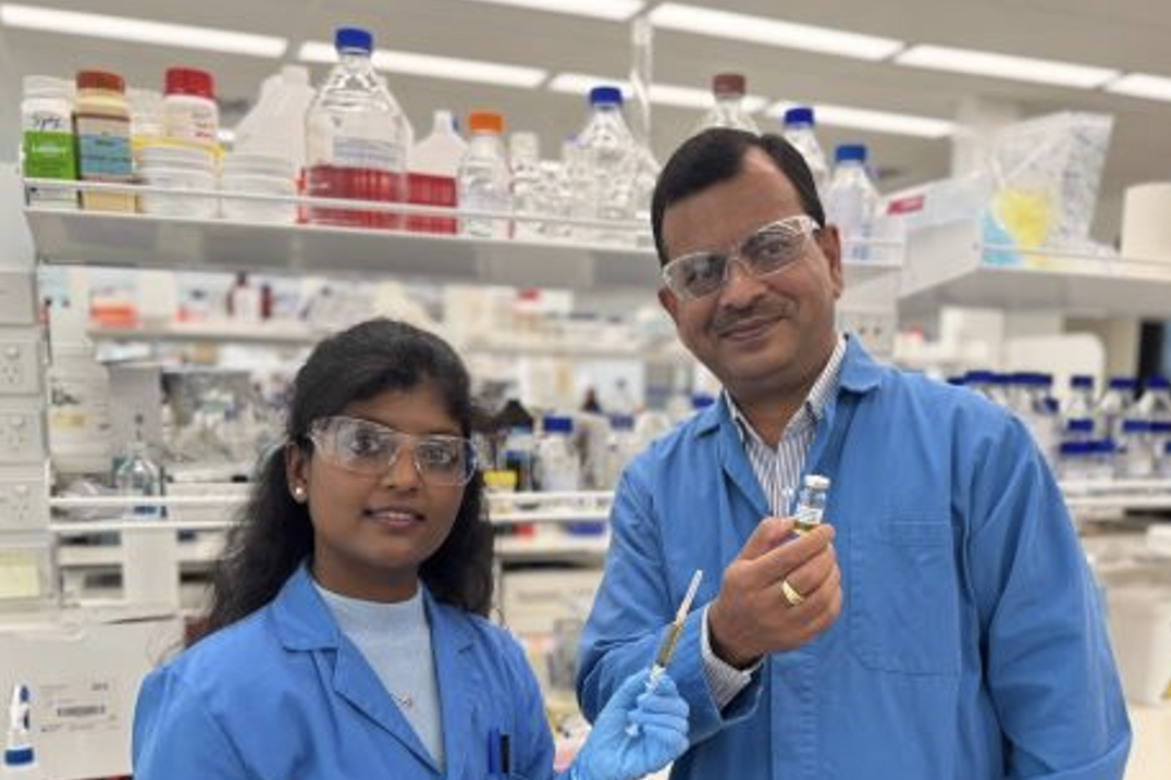 Deepa Nakmode and Professor Sanjay Garg in the lab..