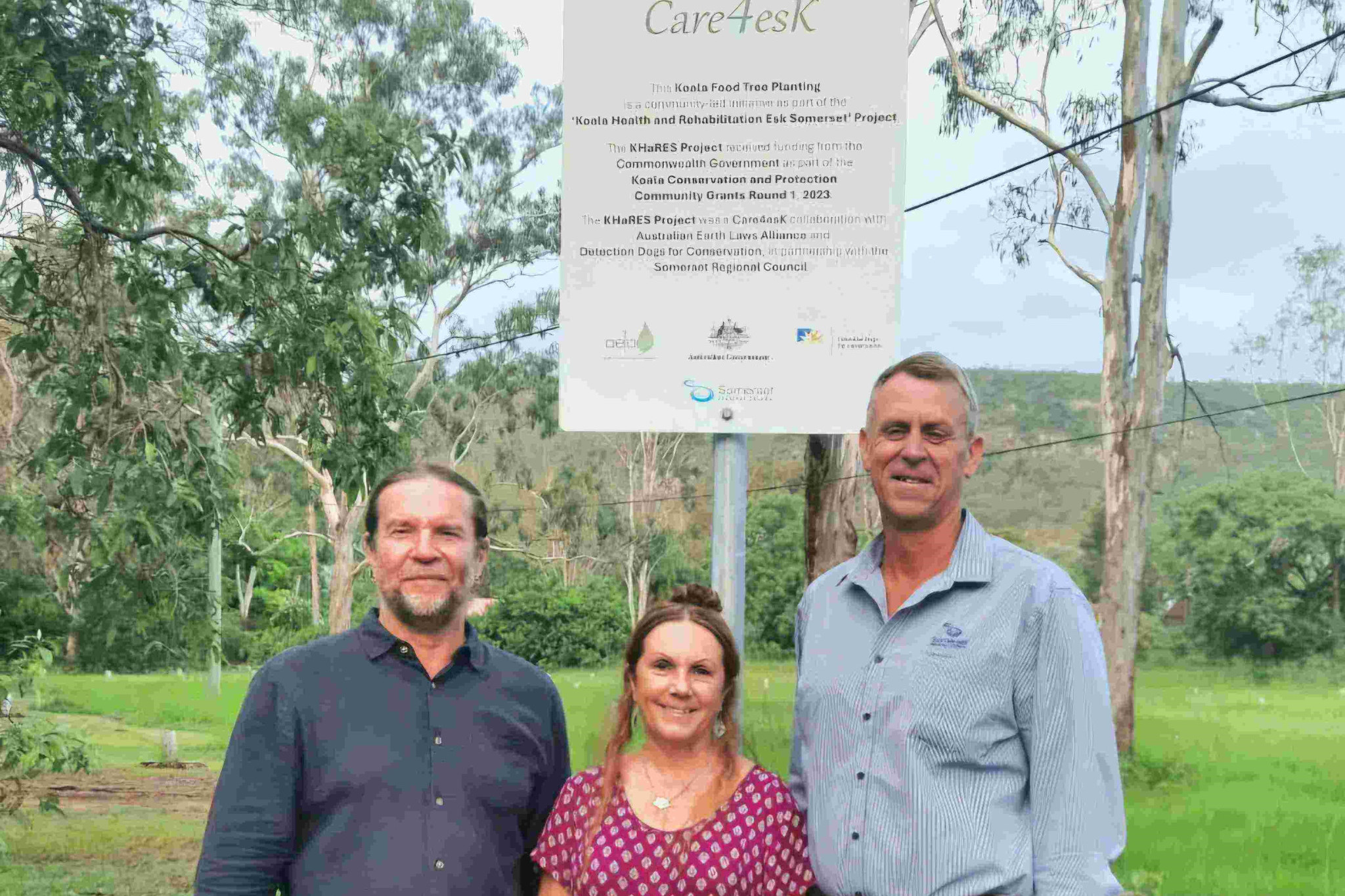 Unveiling the Koala Food Tree planting sign are Care4esK members, Darren and Jacqui Bate, and Somerset Mayor Jason Wendt.