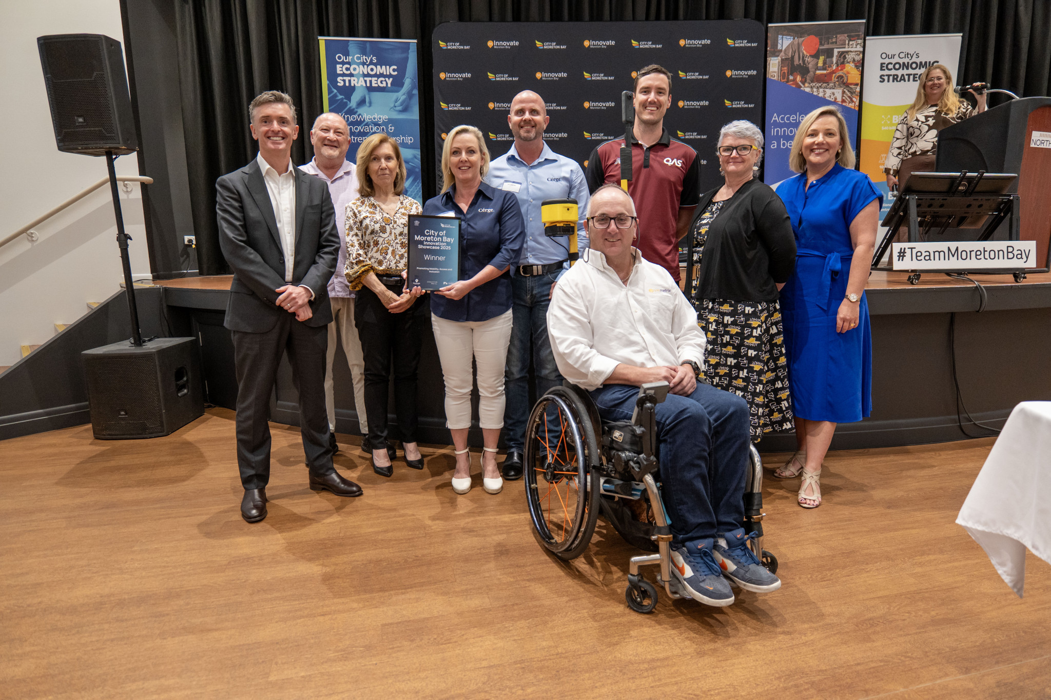 Winners Cérge and Briometrix with officials.